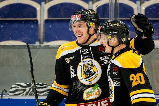 Panterns Carl-Johan Sjögren jublar ihop med Tommi Juntunen