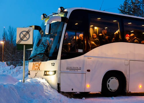 Bussen med Malmöspelarna kör fast i snön