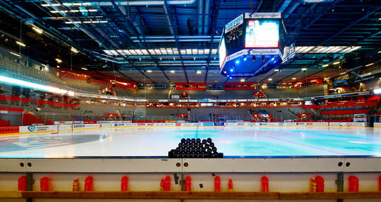 Staplade puckar i SAAB Arena