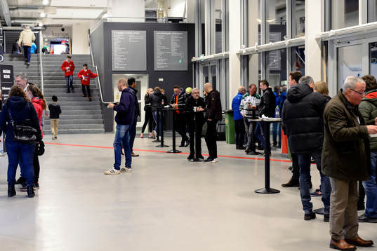 Publiken väntar inne i Lindab Arena