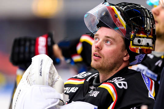Luleås målvakt Daniel Larsson på uppvärmningen