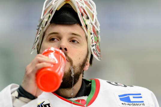 Modos målvakt Jonatan Bjurö dricker vatten