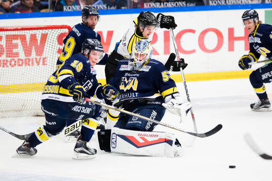 s Erik Andersson, Chris Abbott och HV71:s målvakt Fredrik
