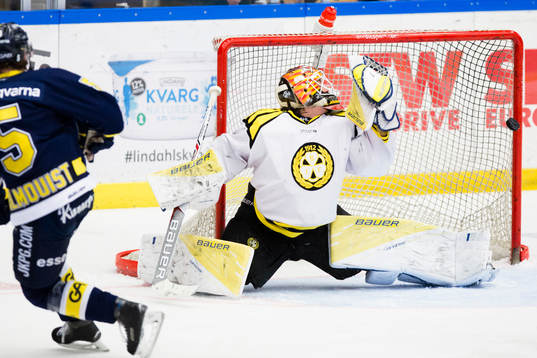 s Adam Almquist gör 2-2 bakom Brynäs målvakt Felix