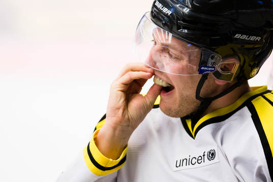 Brynäs Jacob Blomqvist plockar ut sitt tandskydd