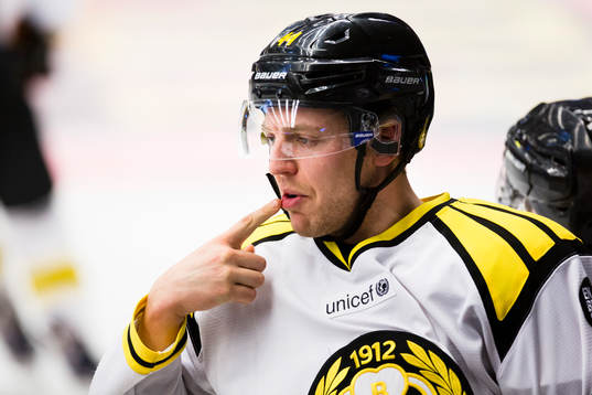 Brynäs Jacob Blomqvist visar sår på läppen för domaren