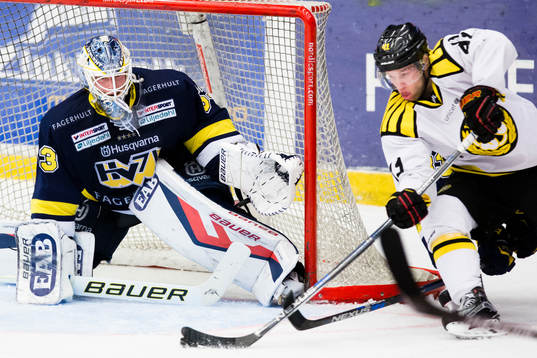 s målvakt Fredrik Pettersson-Wentzel mot Brynäs Greg Scott