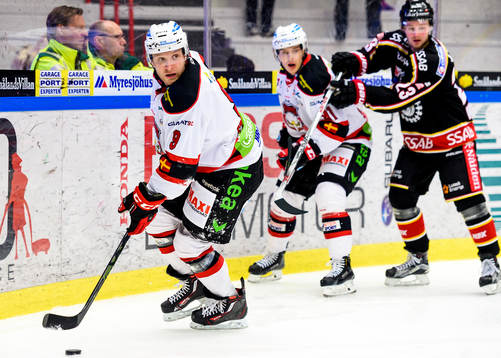 Malmö Redhawks Frederik Storm med pucken