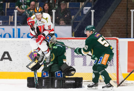 Örebros Marko Anttila hoppar högt framför Färjestads