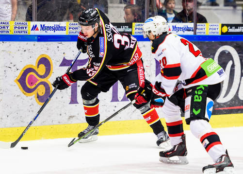 Luleås Christopher Mastomäki och Malmö Redhawks Henrik