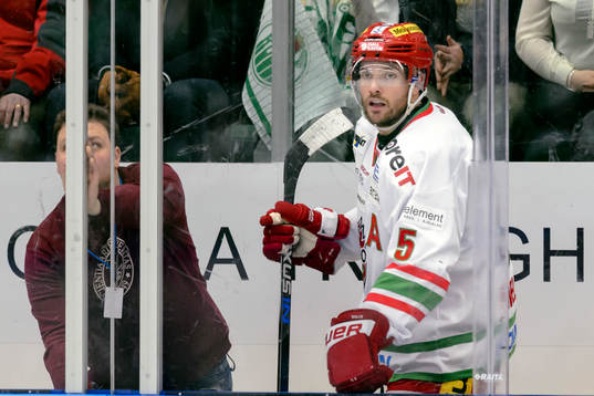 Modos Noah Welch står i utvisningsbåset