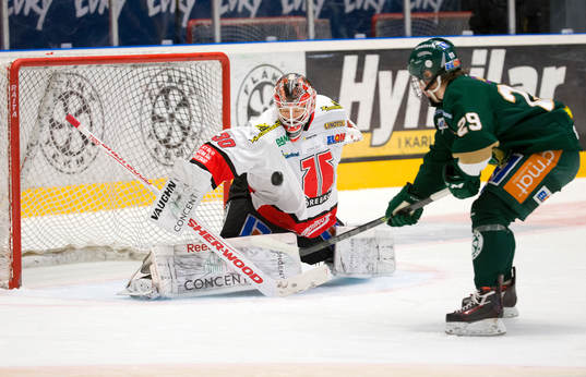 Färjestads Oskar Steen kommer fri men Örebros målvakt