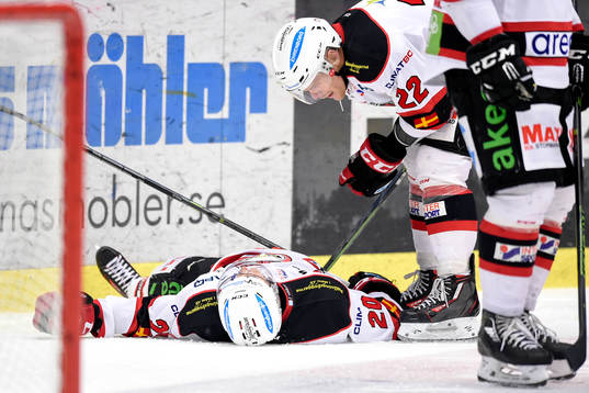Malmö Redhawks Henrik Hetta blir liggande medvetslös