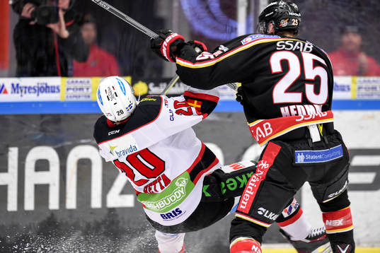Luleås Anton Hedman tacklar Malmö Redhawks Henrik Hetta