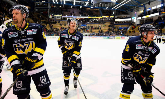 s Jere Karalahti, Oscar Sundh och Kristofer Berglund jublar