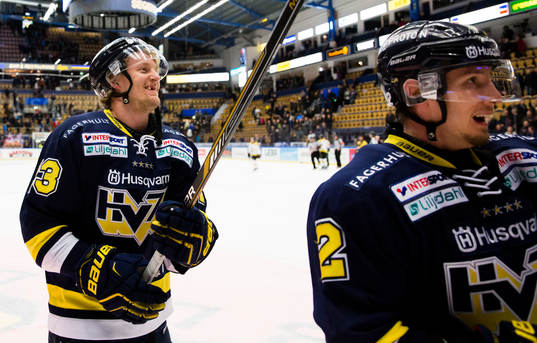 s Oscar Sundh och Kristofer Berglund jublar