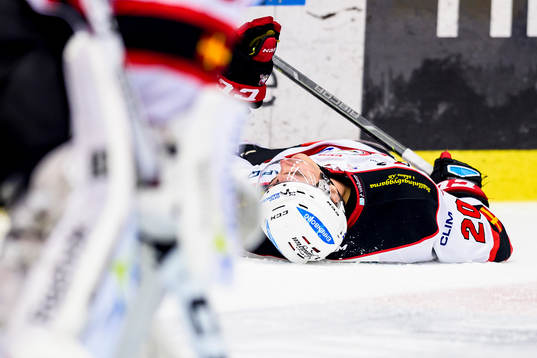 Malmö Redhawks Henrik Hetta ligger avsvimmad på isen