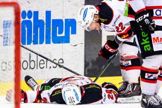 Malmö Redhawks Henrik Hetta ligger avsvimmad på isen