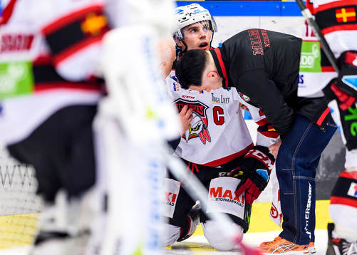 Malmö Redhawks Henrik Hetta får hjälp att komma på