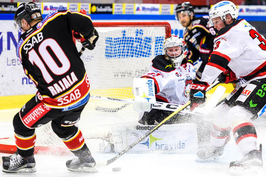 Malmö Redhawks målvakt Jonas Gunnarsson räddar ett skott