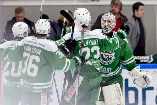 Rögles målvakt Lars Volden (h) jublar med Filip Karlsson
