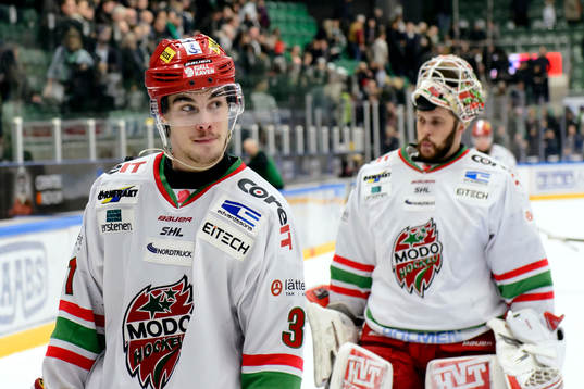 Modos Gustav Possler  och målvakt Jonatan Bjurö  deppar