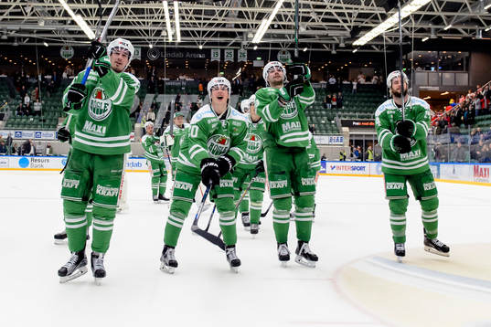 Rögles spelare jublar och tackar sina supporters