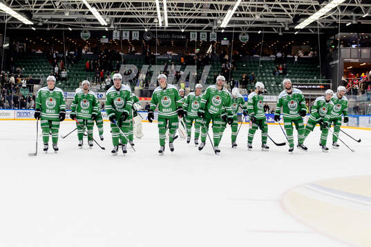 Rögles spelare jublar och tackar sina supporters