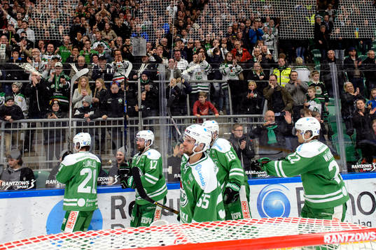 Rögles spelare jublar och tackar sina supporters