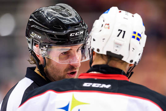Domare Mikael Sjöqvist pratar med Malmö Redhawks Mathias