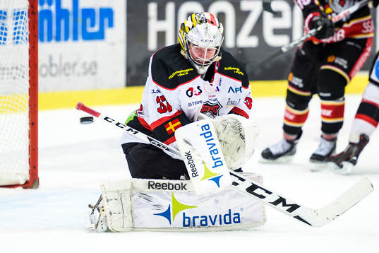 Malmö Redhawks målvakt Jonas Gunnarsson räddar ett skott