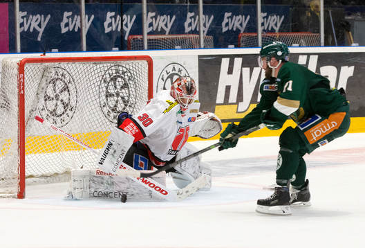 Örebros målvakt Henrik Lundberg räddar Färjestads