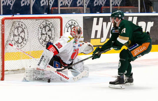 Örebros målvakt Henrik Lundberg räddar Färjestads