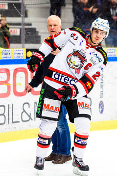 Malmö Redhawks Henrik Hetta får hjälp att ta sig av isen