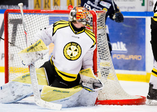 Brynäs målvakt Felix Sandström ser pucken gå in bakom