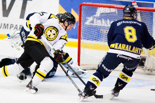 Brynäs Terry Broadhurst i duell framför mål