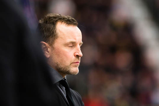 Brynäs tränare Thomas Berglund ser deppig ut