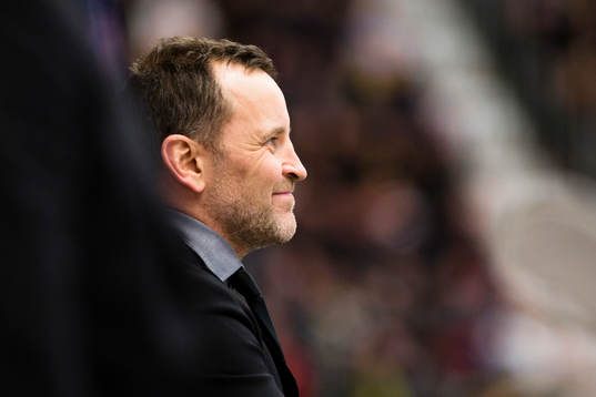 Brynäs tränare Thomas Berglund ser deppig ut