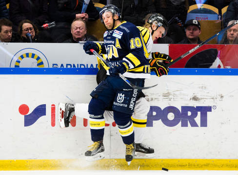 s Martin Thörnberg tacklar Brynäs Oskar Lindblom