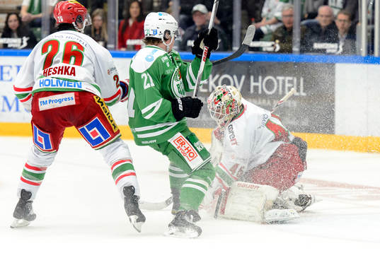 Rögles Alexander Lunsjö oroar framför Modos målvakt