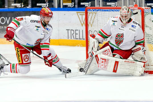 Modos Noah Welch framför målvakt Jonatan Bjurö  som