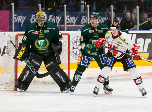 Färjestads målvakt Justin Pogge  och Sebastian Erixon