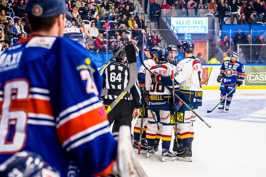 Djurgårdens spelare jublar och Växjös deppar