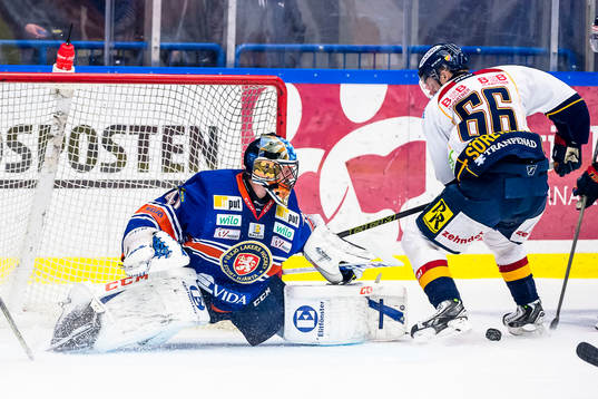 Djurgårdens Marcus Sörensen oroar framför Växjös