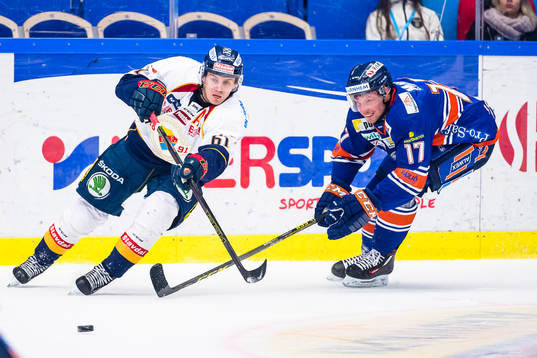 Djurgårdens Markus Ljungh jagas av Växjös Alexander