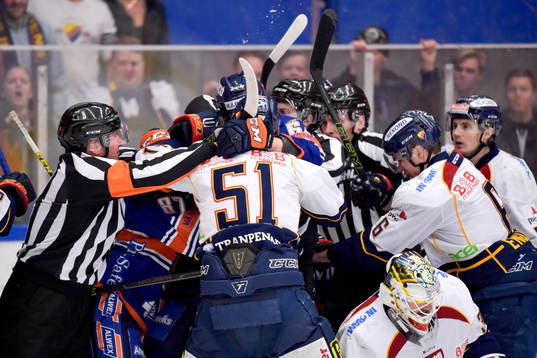 Stort slagsmål utbryter