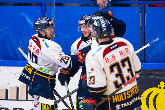 Djurgårdens Marcus Sörensen (mitten)  jublar