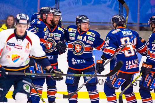 Växjös Tuomas Kiiskinen (mitten) jublar