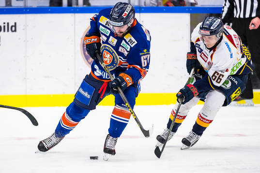 Växjös Linus Fröberg jagas av Djurgårdens Marcus