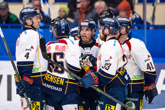 Djurgårdens Matt Anderson (mitten) jublar